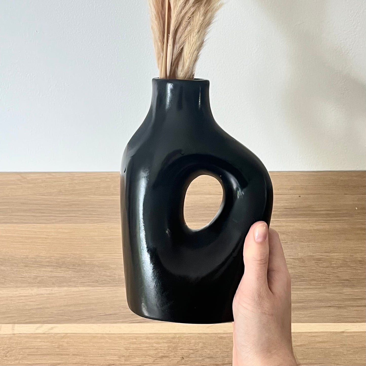 Vase noir avec pampas