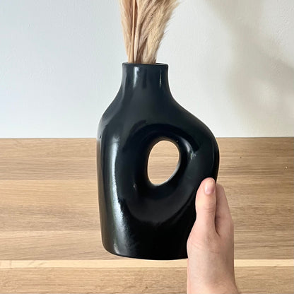 Vase noir avec pampas