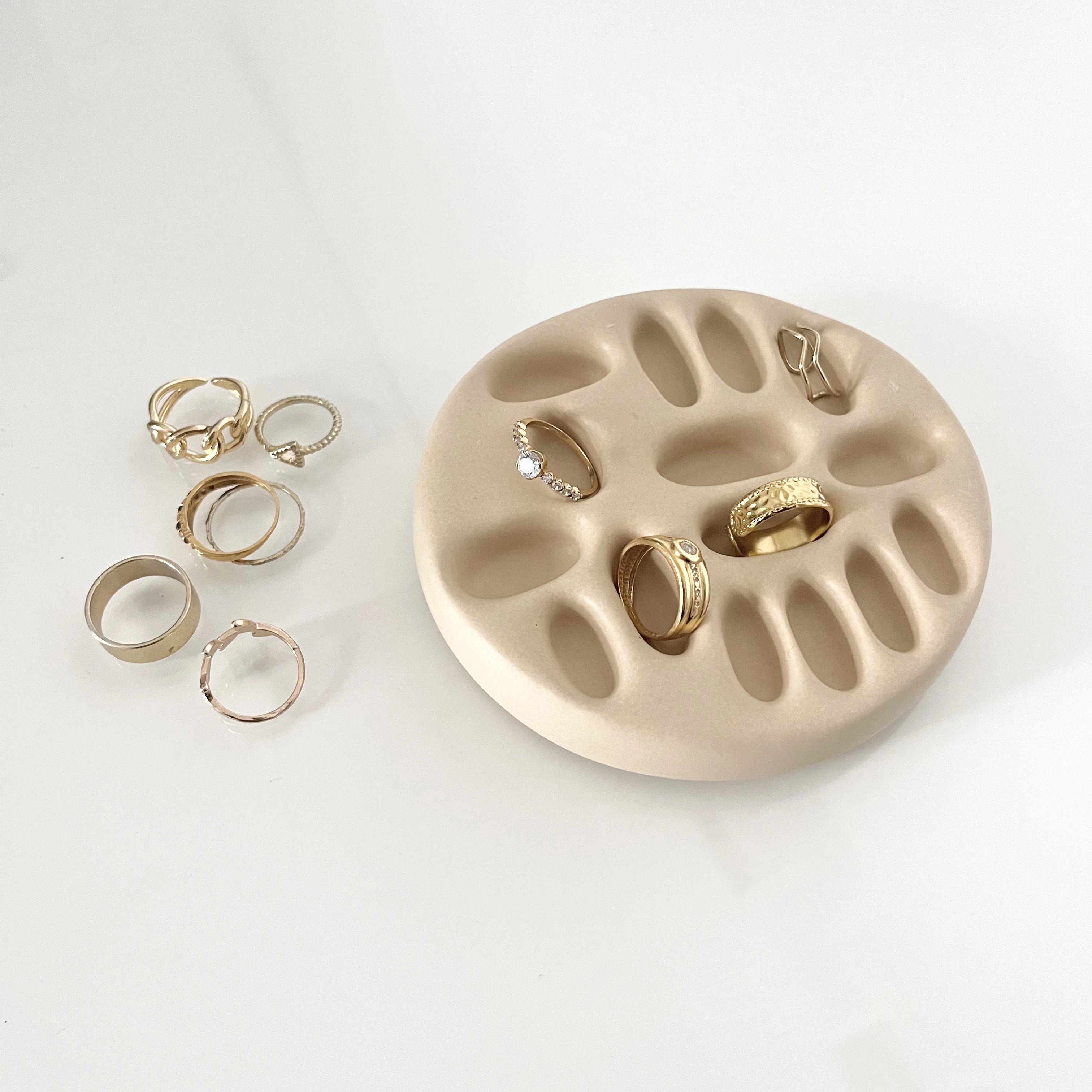 Support à bagues "Lulu" Sable - Résine acrylique