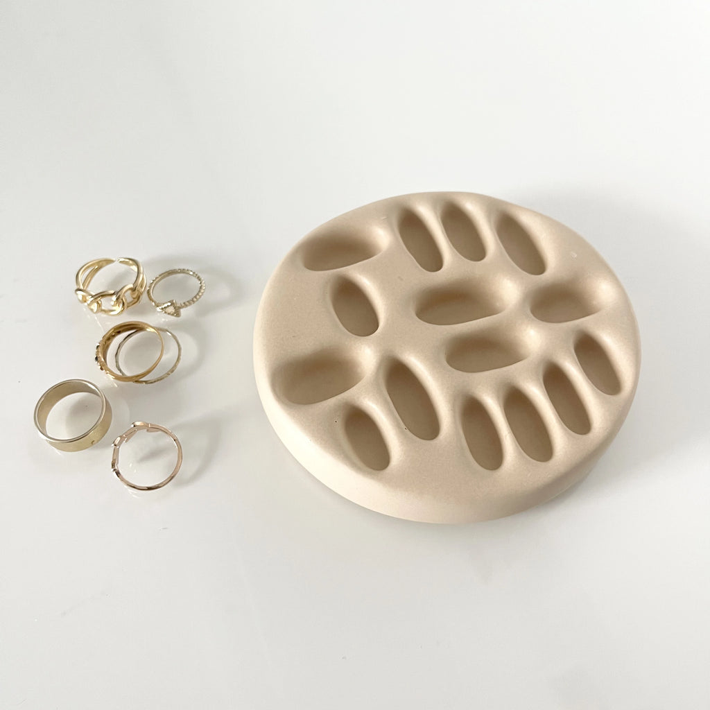Support à bagues "Lulu" Sable - Résine acrylique