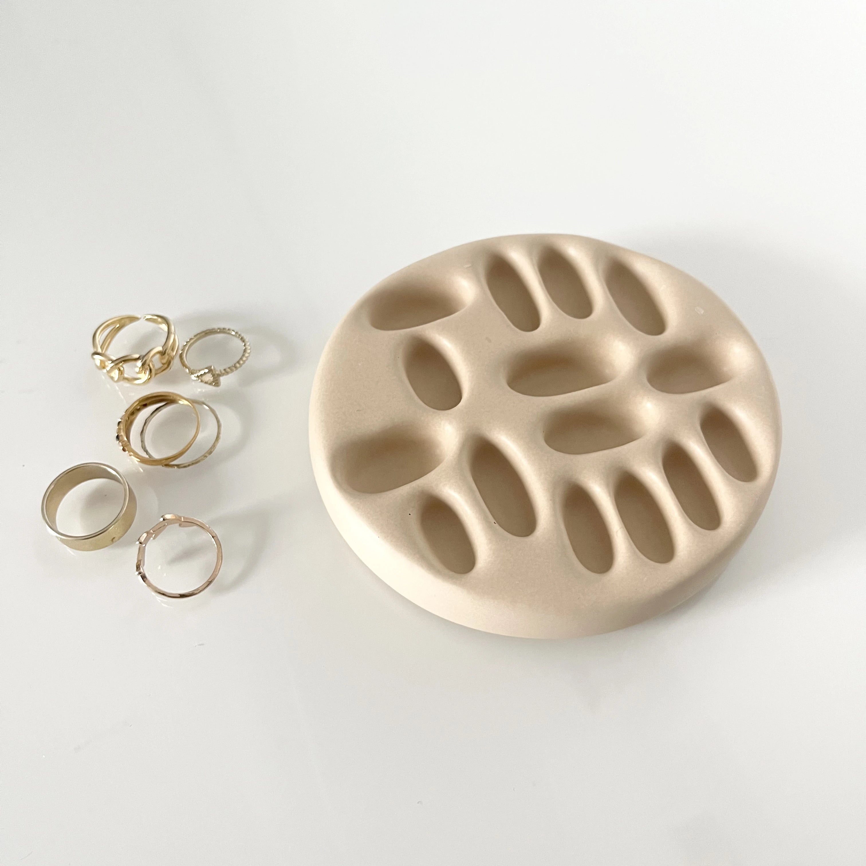 Support à bagues "Lulu" Sable - Résine acrylique