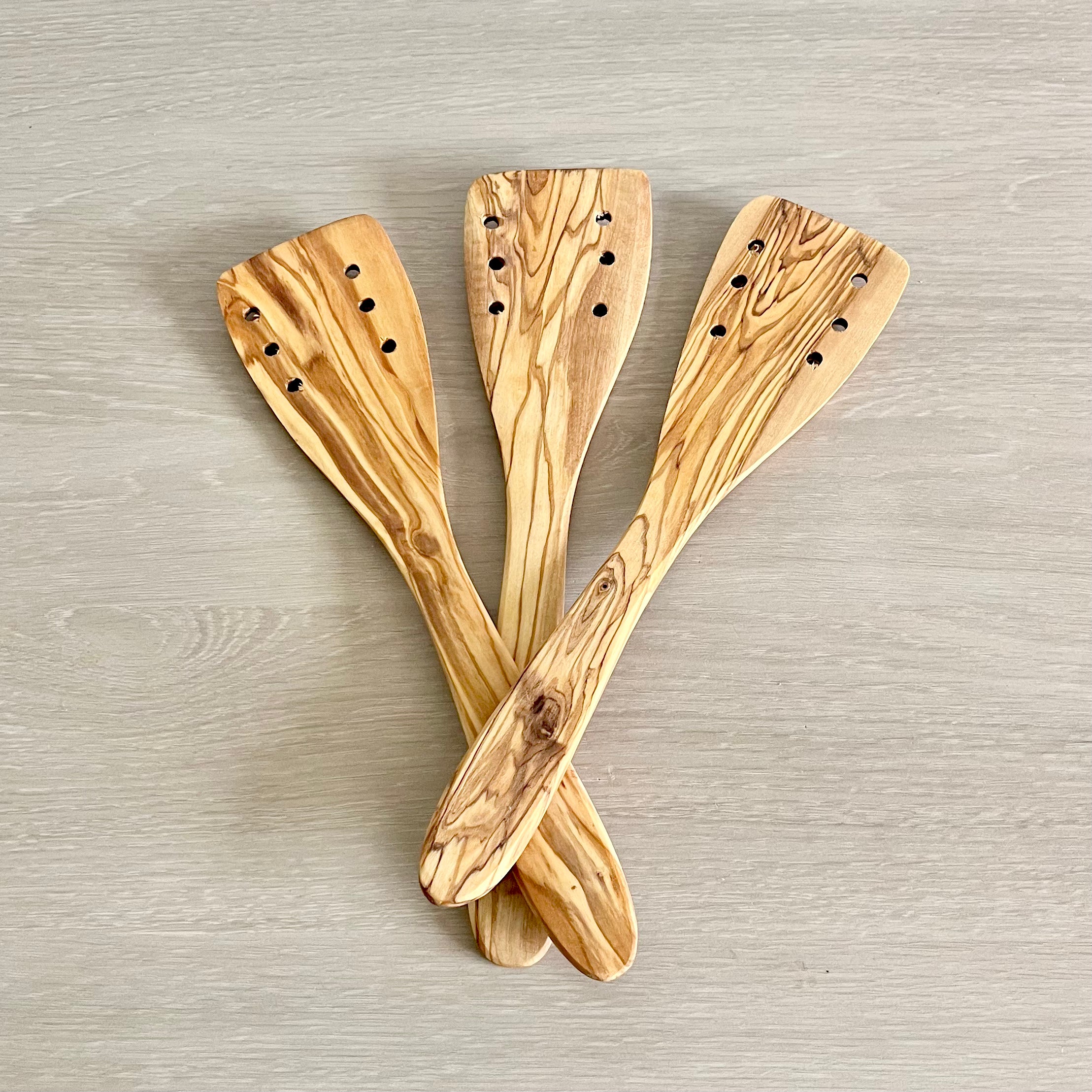 Spatule à trous - Bois d'olivier 100% naturel